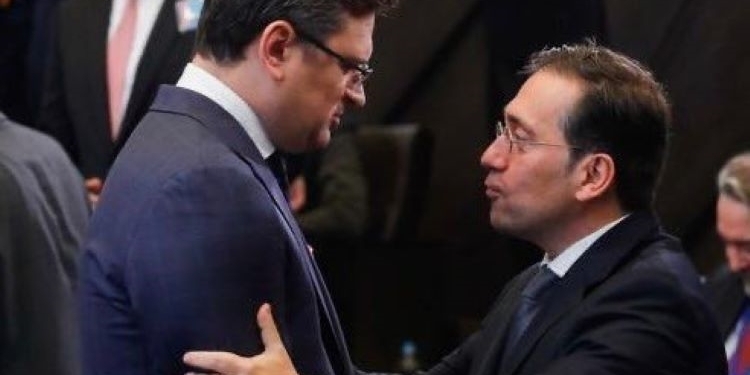 Albares: “El envío de armamento pesado de la OTAN a Ucrania no está ahora mismo sobre la mesa”