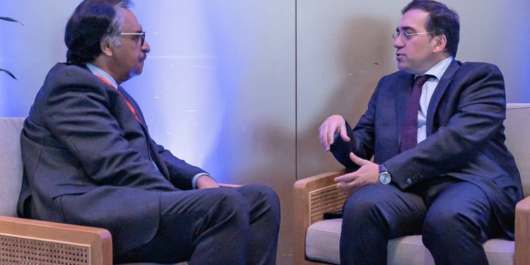 Albares analizó la situación en el Indo-Pacífico con sus colegas de Pakistán y Vietnam