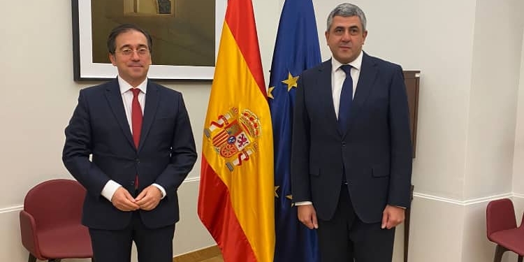 José Manuel Albares y Zurab Pololikashvili, ayer antes de su reunión./ Foto: MAEC