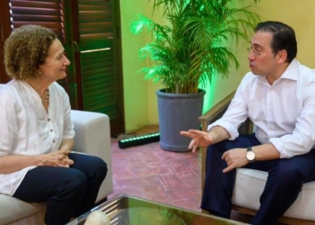 Albares traslada en Colombia el apoyo de España a las negociaciones de Petro con el ELN