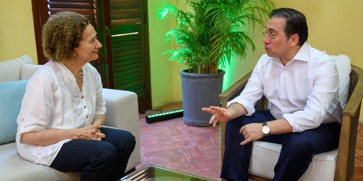 Albares traslada en Colombia el apoyo de España a las negociaciones de Petro con el ELN