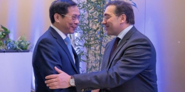 Albares analizó la situación en el Indo-Pacífico con sus colegas de Pakistán y Vietnam