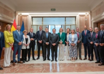 Albares aborda Gibraltar con los alcaldes y la Junta de Andalucía, que piden “un estatuto fiscal propio”