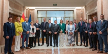 Albares aborda Gibraltar con los alcaldes y la Junta de Andalucía, que piden “un estatuto fiscal propio”