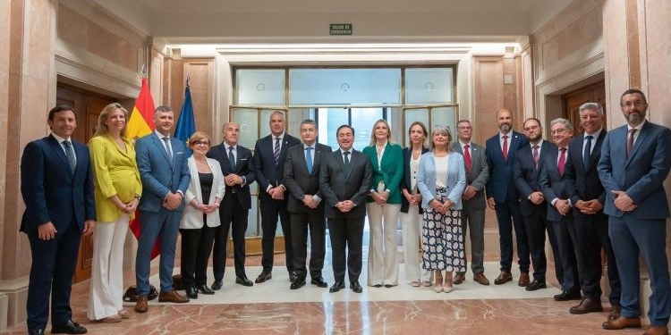 Albares aborda Gibraltar con los alcaldes y la Junta de Andalucía, que piden “un estatuto fiscal propio”