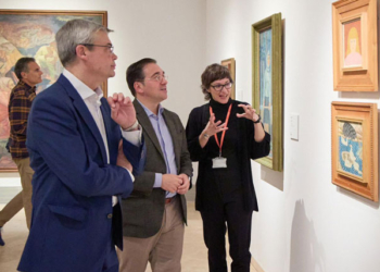 El ministro Albares visita la exposición ucraniana ‘El ojo del huracán’