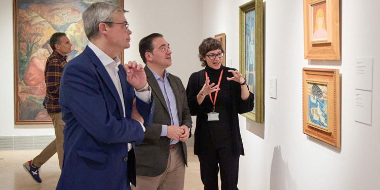 El ministro Albares visita la exposición ucraniana ‘El ojo del huracán’