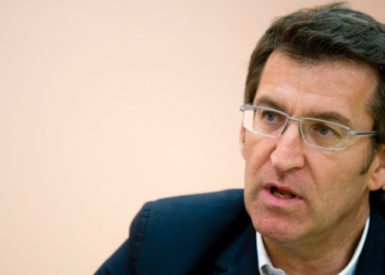 Feijóo no acaba de encontrar su sitio entre Vox y el frente de izquierdas de Sánchez