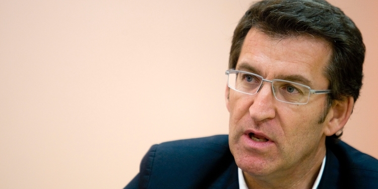 Feijóo no acaba de encontrar su sitio entre Vox y el frente de izquierdas de Sánchez