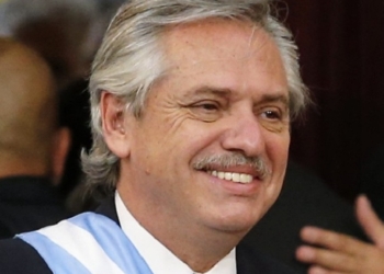 Alberto Fernández trata de cerrar una nueva visita a España