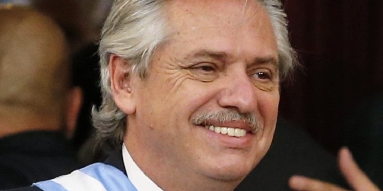 Alberto Fernández trata de cerrar una nueva visita a España