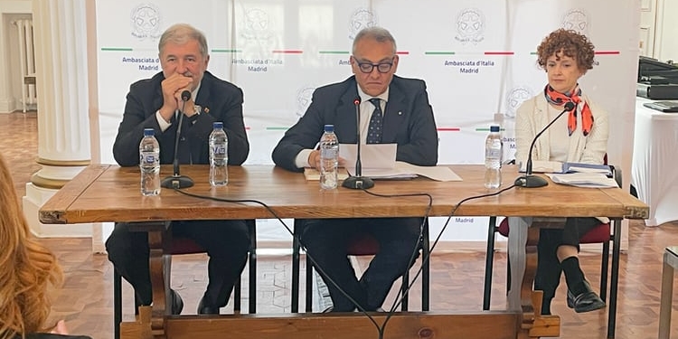 El alcalde de Génova expone en Madrid sus proyectos de inversión en infraestructuras