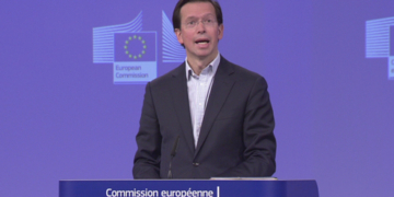 Bruselas reitera a España que debe presentar el presupuesto de 2017 el 15 de octubre