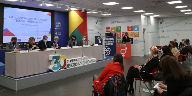 Imagen del conversatorio ‘Las asociaciones internacionales: Europa-América Latina’./ Foto: SEGIB