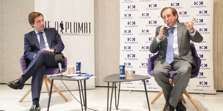 El director de The Diplomat, Luis Ayllón, presenta al alcalde de Madrid al inicio de la tertulia./ Fotos: Rafael Albarran