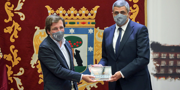 El alcalde de Madrid entrega el galardón al secretario general de la OMT, Zurab Pololikashvili./ Foto: Ayuntamiento de Madrid