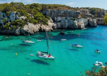 Descubre Menorca desde el mar: la mejor manera de disfrutar de sus calas