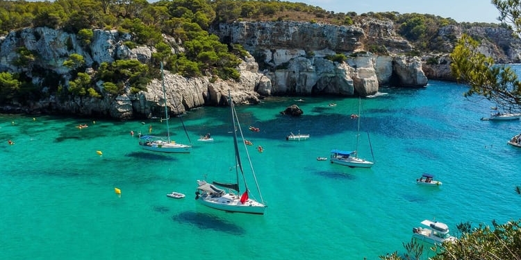 Descubre Menorca desde el mar: la mejor manera de disfrutar de sus calas