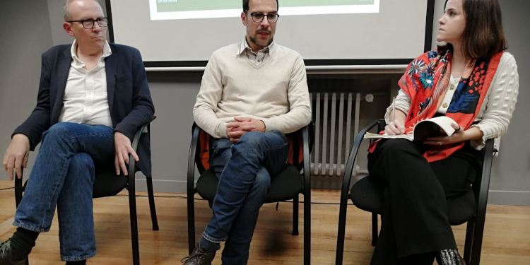 De izq. a dcha.: el académico Miguel Hernando de Larramendi y el periodista Ricard González, junto a Itxaso Domínguez, coordinadora del Panel del Norte de África de la Fundación Alternativas. / Foto: @funalternativas