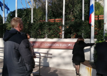 La embajadora de Croacia, Nives Malenica, ha alzado la bandera de su país al ocupar la presidencia de la Unión Europea./ Fotos: JDL