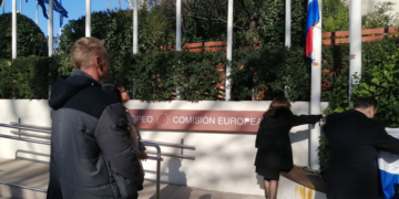 La embajadora de Croacia, Nives Malenica, ha alzado la bandera de su país al ocupar la presidencia de la Unión Europea./ Fotos: JDL