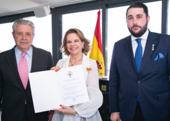 Ana Helena Chacón, con el Duque de Sevilla y Alfredo Leonard./ Foto: Cuerpo de la Nobleza