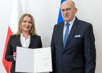 La embajadora Anna Sroka con el ministro polaco de Asuntos Exteriores, Zbigniew Rau.