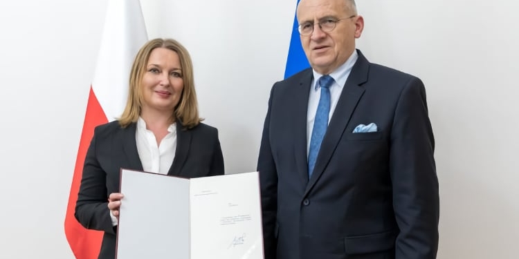 La embajadora Anna Sroka con el ministro polaco de Asuntos Exteriores, Zbigniew Rau.