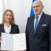 La embajadora Anna Sroka con el ministro polaco de Asuntos Exteriores, Zbigniew Rau.