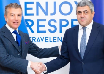 El embajador Darío Item saluda al secretario general de la OMT, Zurab Pololikashvili.