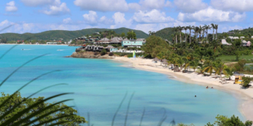 Little Ffryes Beach en Antigua y Barbuda./ Foto: Yensa Werth / The Antigua and Barbuda Tourism Authority