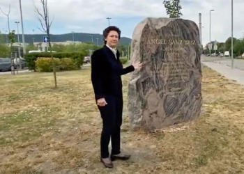 La embajadora de España en Hungría ante el monumento a Sanz Briz en Budapest./ Imagen: MAEC
