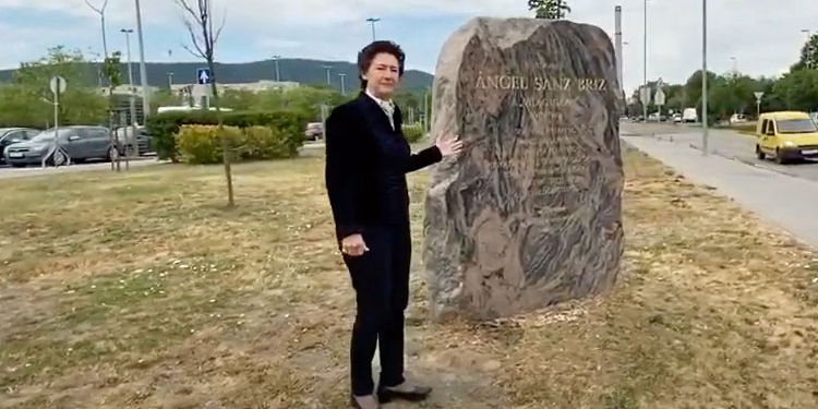 La embajadora de España en Hungría ante el monumento a Sanz Briz en Budapest./ Imagen: MAEC