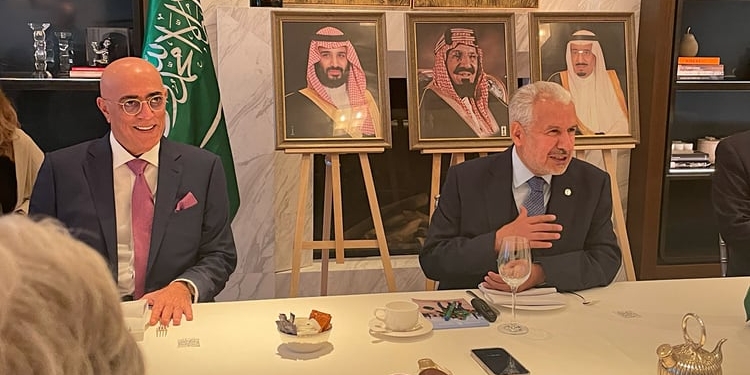 Riad muestra interés por colaborar con España en acción humanitaria e investigación