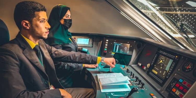 Renfe instruye a las 31 primeras mujeres saudíes maquinistas de la historia