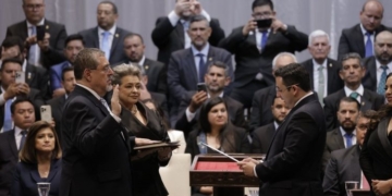 El caos en Guatemala obliga a Felipe VI a regresar a España sin asistir a la investidura de Arévalo