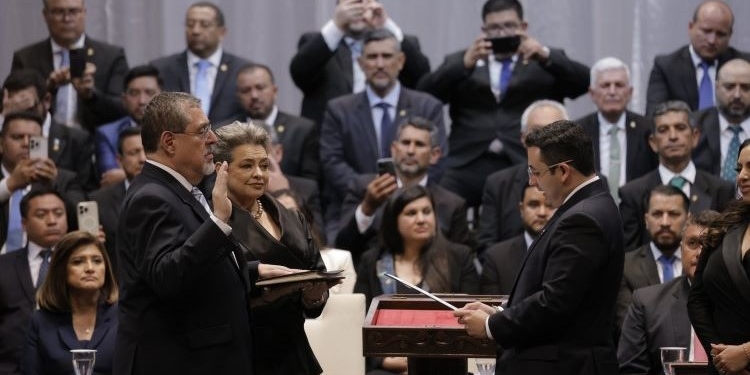 El caos en Guatemala obliga a Felipe VI a regresar a España sin asistir a la investidura de Arévalo