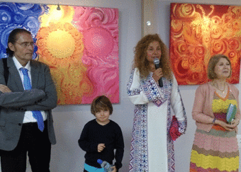 La embajadora de Argelia acoge la pintura de Francisca Blázquez por la paz