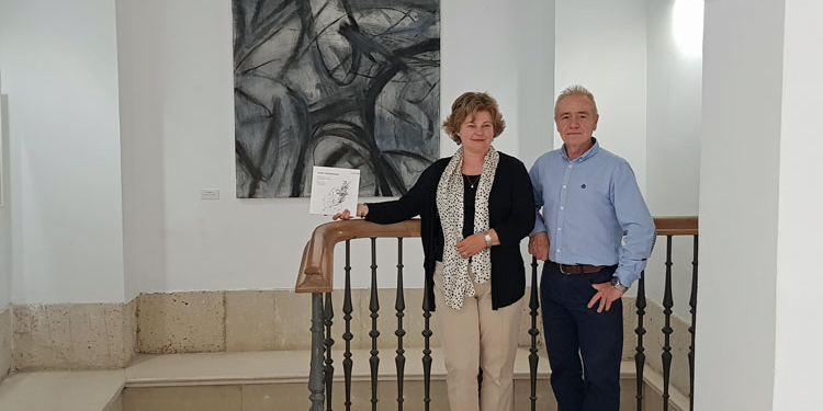 La embajadora de Letonia con el director del Museo./ Foto: Cortesía de la Embajada de Letonia