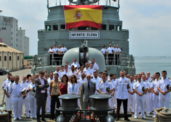 La corbeta Infanta Elena adiestra a la Marina de Guerra de Angola