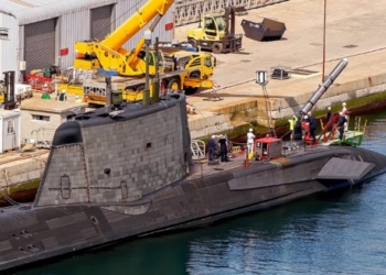 El HMS Audacious carga misiles Tomahawk en Gibraltar./ Foto: Twitter/Navy Lookout