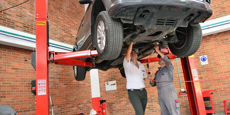5 elementos que revisar en tu coche para conducir seguro