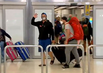 Los viajeros llegados ayer de Filipinas, en el aeropuerto de Barajas.