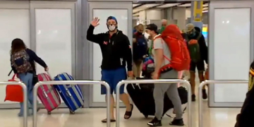 Los viajeros llegados ayer de Filipinas, en el aeropuerto de Barajas.