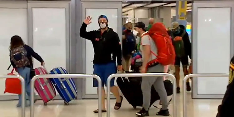 Los viajeros llegados ayer de Filipinas, en el aeropuerto de Barajas.