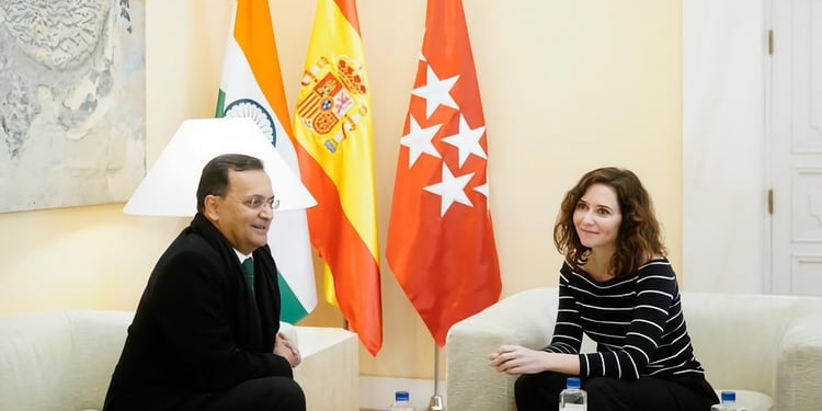 El embajador de la India y la presidenta de Madrid exploran fórmulas de cooperación