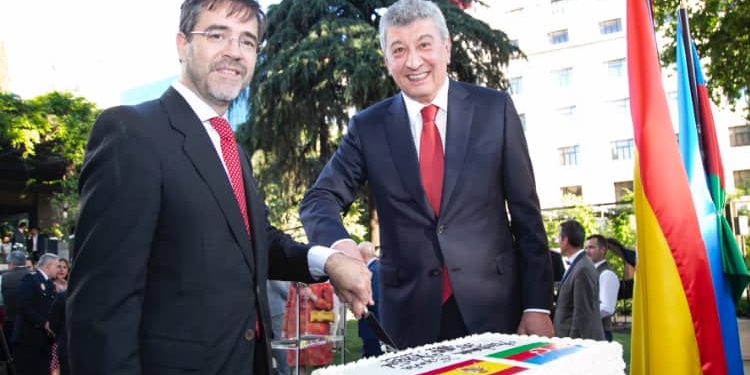 Javier Salido y Ramiz Hasanov cortan la tarta conmemorativa del 30º aniversario de las relaciones diplomáticas hispano-azerbaiyanas./ Fotos: Julia Robles