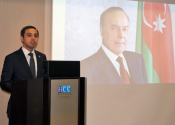 El embajador Anar Maharramov, durante su intervención.