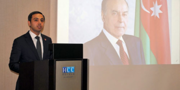 El embajador Anar Maharramov, durante su intervención.