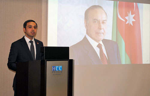 El embajador Anar Maharramov, durante su intervención.